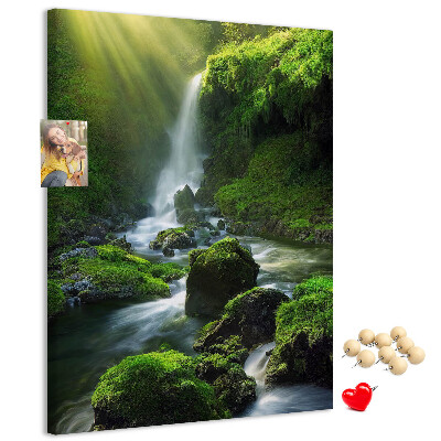 Bedruckte Korkplatte grünes Tal mit Wasserfall und Bach
