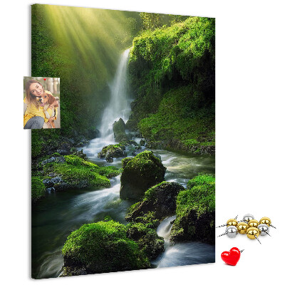 Bedruckte Korkplatte grünes Tal mit Wasserfall und Bach