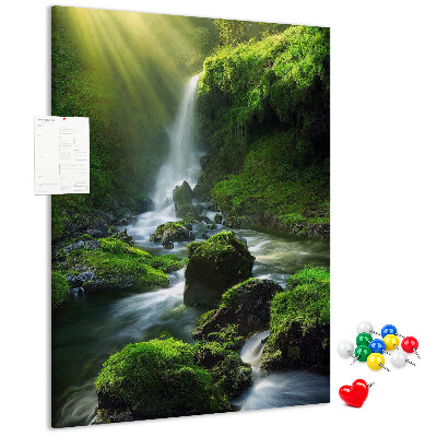 Bedruckte Korkplatte grünes Tal mit Wasserfall und Bach