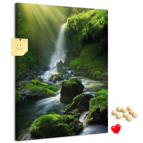 Bedruckte Korkplatte grünes Tal mit Wasserfall und Bach