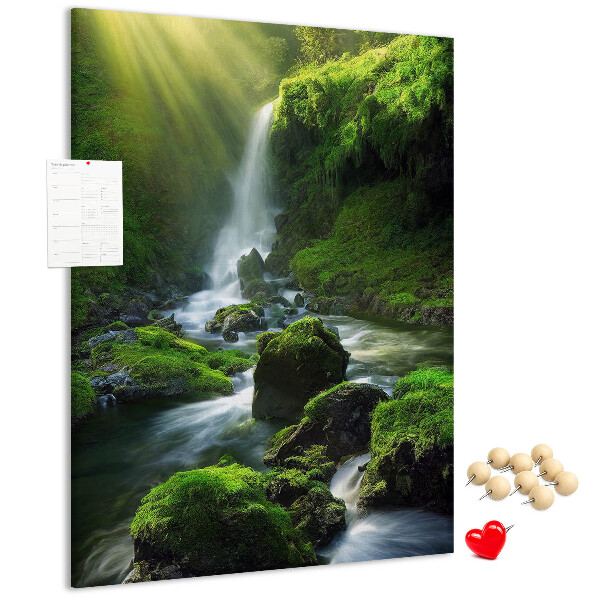 Bedruckte Korkplatte grünes Tal mit Wasserfall und Bach