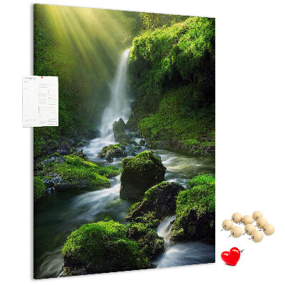 Bedruckte Korkplatte grünes Tal mit Wasserfall und Bach