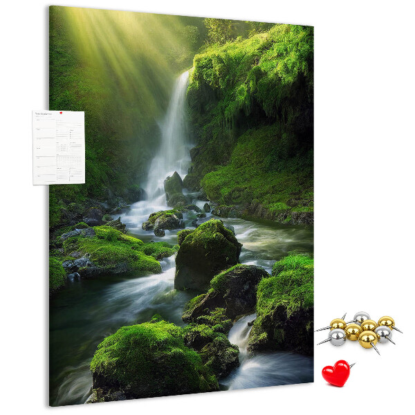 Bedruckte Korkplatte grünes Tal mit Wasserfall und Bach