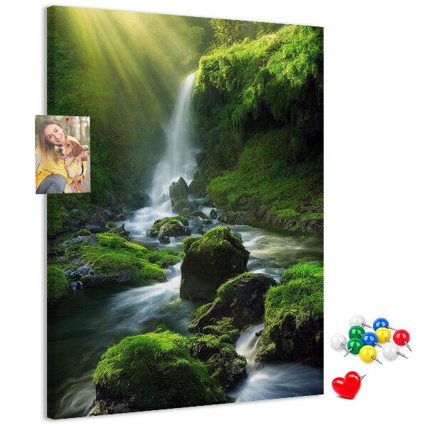 Bedruckte Korkplatte grünes Tal mit Wasserfall und Bach