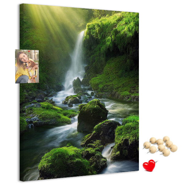 Bedruckte Korkplatte grünes Tal mit Wasserfall und Bach