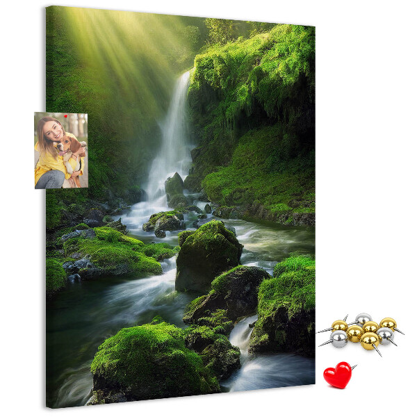 Bedruckte Korkplatte grünes Tal mit Wasserfall und Bach