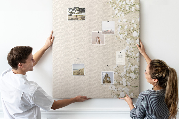 Pinnwand mit Motiv zarte Blüten auf neutralem Hintergrund