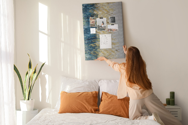 Kork-Pinnwand mit Motiv Goldene Linien vor dem blauen Meer