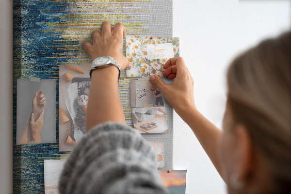 Kork-Pinnwand mit Motiv Goldene Linien vor dem blauen Meer