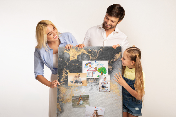 Bedruckte Korkplatte mit abstraktem Muster in Schwarz und Gold