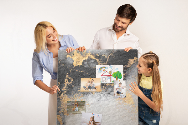 Bedruckte Korkplatte mit abstraktem Muster in Schwarz und Gold