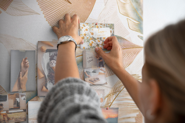 Pinnwand mit Motiv zarte Blätter in Pastelltönen