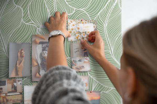 Kork-Pinnwand mit Motiv zarte Blätter auf grünem Hintergrund