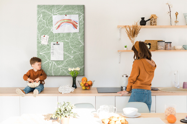 Kork-Pinnwand mit Motiv zarte Blätter auf grünem Hintergrund