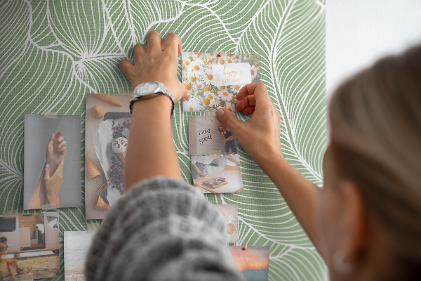 Kork-Pinnwand mit Motiv zarte Blätter auf grünem Hintergrund