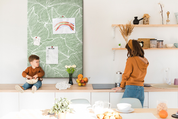 Kork-Pinnwand mit Motiv zarte Blätter auf grünem Hintergrund