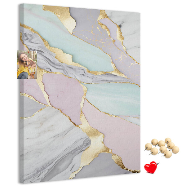 Bedruckte Korkplatte in einer eleganten Kombination aus Marmor und Pastelltönen