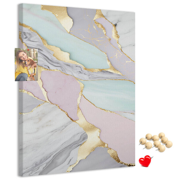 Bedruckte Korkplatte in einer eleganten Kombination aus Marmor und Pastelltönen