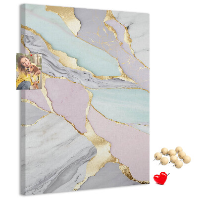 Bedruckte Korkplatte in einer eleganten Kombination aus Marmor und Pastelltönen