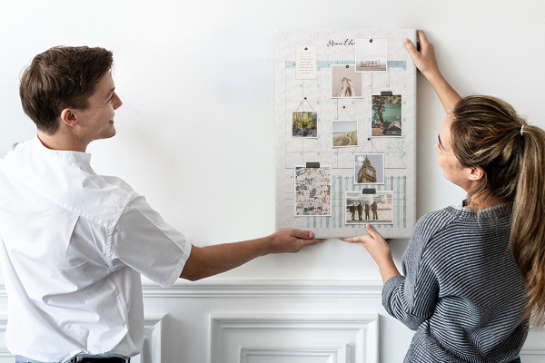 Kork-Pinnwand mit Monatsplaner und zartem Blumenmuster