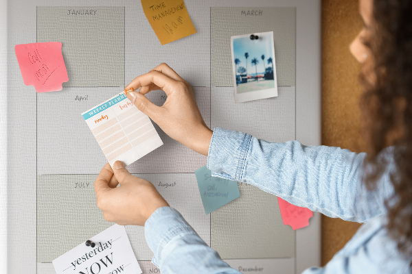 Bedruckte Korkplatte Jahresplaner im minimalistischen Design