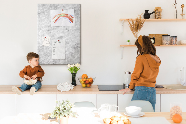 Pinnwand in minimalistischem Grau mit Betonstruktur