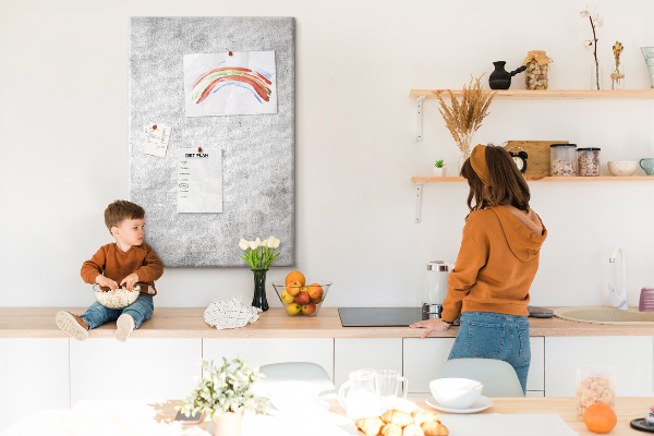 Pinnwand in minimalistischem Grau mit Betonstruktur