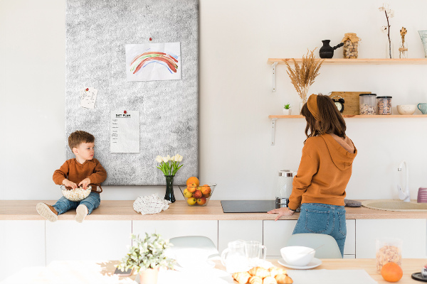 Pinnwand in minimalistischem Grau mit Betonstruktur