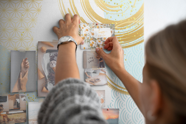 Pinnwand goldene Kreise auf zartem Hintergrund