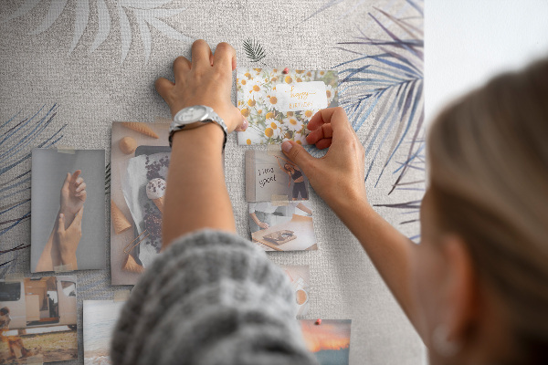 Kork-Pinnwand mit Motiv zarte Blätter auf grauem Hintergrund