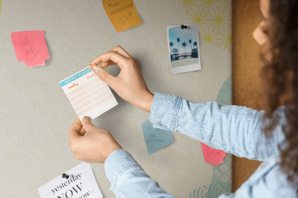 Pinnwand farbenfrohe Formen in zarten Tönen