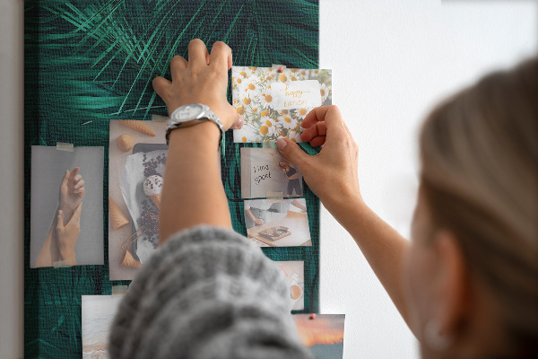 Kork-Pinnwand mit Motiv tropische Blätter in tiefen Grüntönen