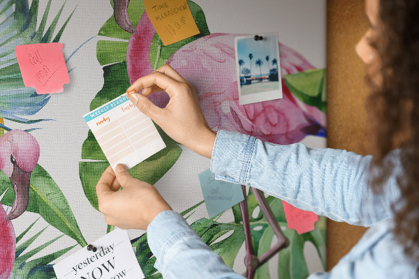 Bedruckte Korkplatte mit Motiv fröhliche Flamingos in tropischer Umgebung
