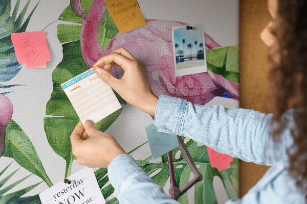 Bedruckte Korkplatte mit Motiv fröhliche Flamingos in tropischer Umgebung