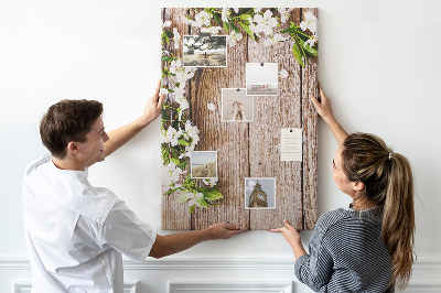 Pinnwand mit Motiv Blumen auf einem Hintergrund aus Holzbrettern