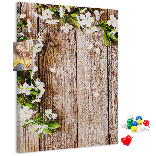 Pinnwand mit Motiv Blumen auf einem Hintergrund aus Holzbrettern