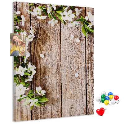 Pinnwand mit Motiv Blumen auf einem Hintergrund aus Holzbrettern