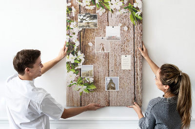 Pinnwand mit Motiv Blumen auf einem Hintergrund aus Holzbrettern