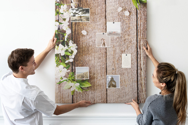 Pinnwand mit Motiv Blumen auf einem Hintergrund aus Holzbrettern