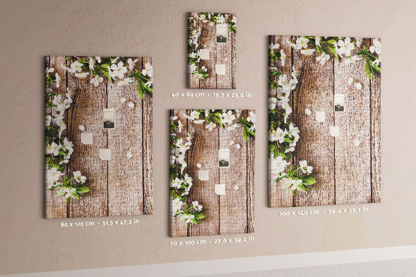 Pinnwand mit Motiv Blumen auf einem Hintergrund aus Holzbrettern