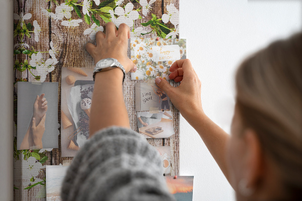 Pinnwand mit Motiv Blumen auf einem Hintergrund aus Holzbrettern
