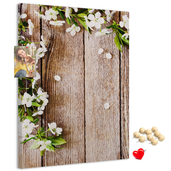 Pinnwand mit Motiv Blumen auf einem Hintergrund aus Holzbrettern