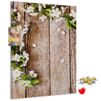 Pinnwand mit Motiv Blumen auf einem Hintergrund aus Holzbrettern