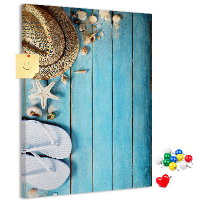 Bedruckte Korkplatte mit Motiv Sommeraccessoires auf blauem Holzgrund