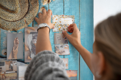 Bedruckte Korkplatte mit Motiv Sommeraccessoires auf blauem Holzgrund
