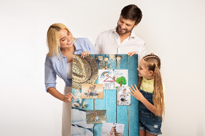 Bedruckte Korkplatte mit Motiv Sommeraccessoires auf blauem Holzgrund