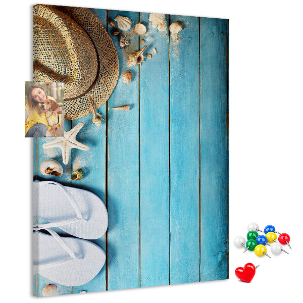 Bedruckte Korkplatte mit Motiv Sommeraccessoires auf blauem Holzgrund