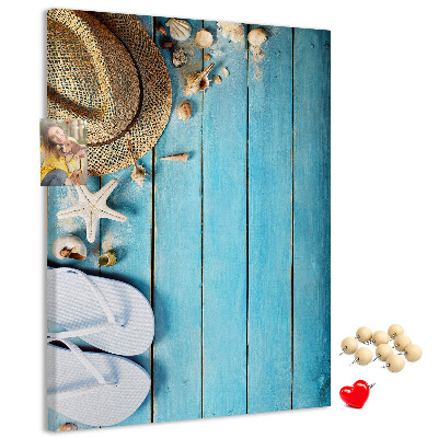 Bedruckte Korkplatte mit Motiv Sommeraccessoires auf blauem Holzgrund