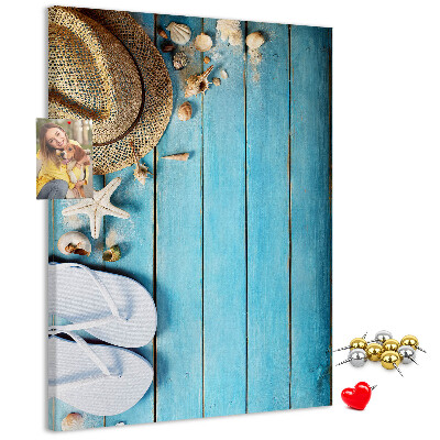 Bedruckte Korkplatte mit Motiv Sommeraccessoires auf blauem Holzgrund