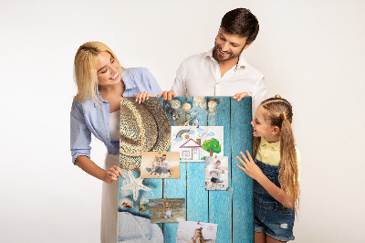 Bedruckte Korkplatte mit Motiv Sommeraccessoires auf blauem Holzgrund
